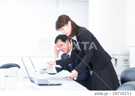 口論をする部下と若手　話し合う上司と部下　男性社員　ビジネスマン　OL　会社員 29716251