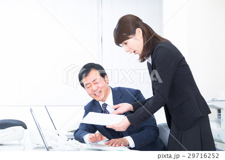 口論をする部下と若手　話し合う上司と部下　男性社員　ビジネスマン　OL　会社員 29716252