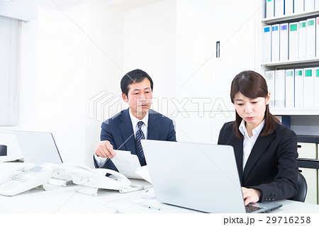 口論をする部下と若手　話し合う上司と部下　男性社員　ビジネスマン　OL　会社員 29716258