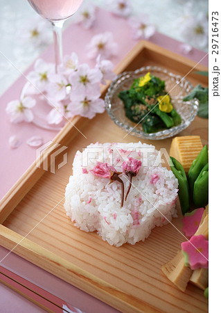桜ごはんのお花見ランチ おうちお花見 さくら御膳 桜御膳の写真素材