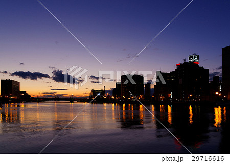 夕焼けの幣舞橋と周囲の街並み 29716616