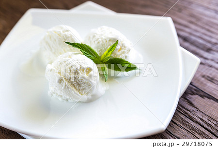 Vanilla ice cream 29718075