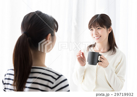 カフェでリラックスする女性 カフェでリラックスする女性 29719932