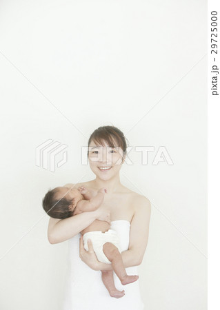 新生児と母親 29725000