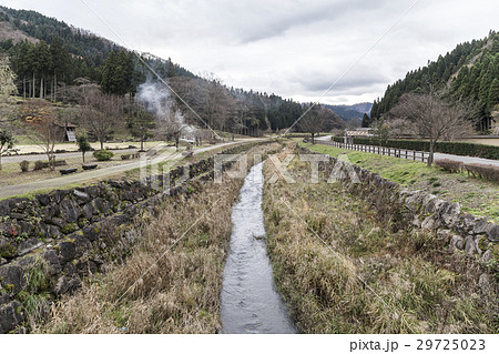 一乗谷川を中央に煙立ち上る一乗谷風景 一乗谷川を中央に煙立ち上る一乗谷風景 29725023