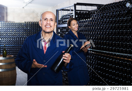 Mature worker in winery 29725981
