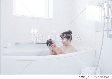 新生児と母親　お風呂 29726198