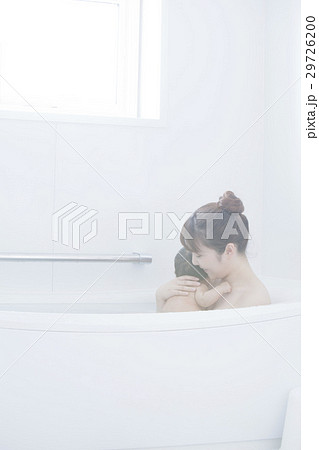 新生児と母親　お風呂 29726200
