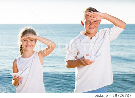 two kids playing boats 29726737