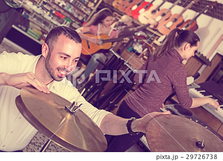 guitarists making performance guitarists making performance 29726738