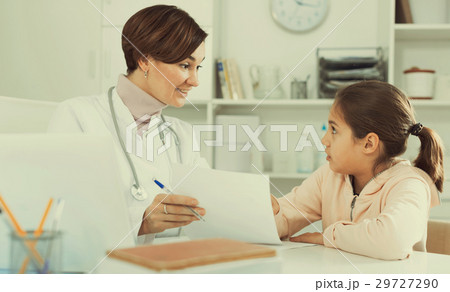 Doctor shows results and recipe to girl 29727290