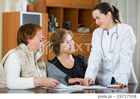 Female therapeutist consulting senior patients in clinic 29727508