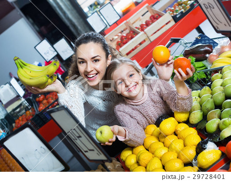 Happy beautiful mother and little girl choosing fresh fruits 29728401