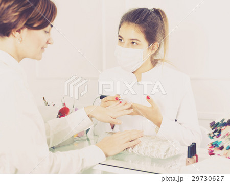 Woman doing shellac manicure 29730627