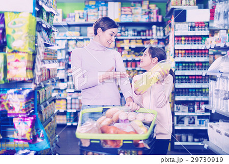 Female shopper with teenage daughter searching for beverages 29730919