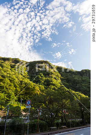 袋田の滝　近くの街並み　朝の空と雲　茨城県大子町 29731659