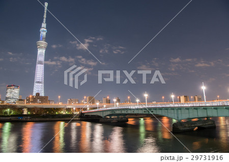 東京大空襲の鎮魂の思いを込めて白くライティングされたスカイツリーと言問橋 東京大空襲の鎮魂の思いを込めて白くライティングされたスカイツリーと言問橋 29731916