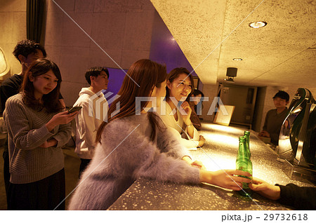 クラブシーン　バーカウンター 29732618