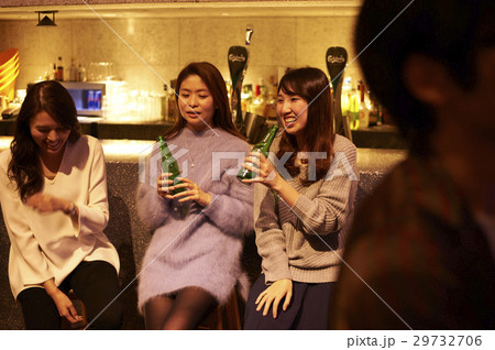 クラブシーン　バーカウンター 29732706
