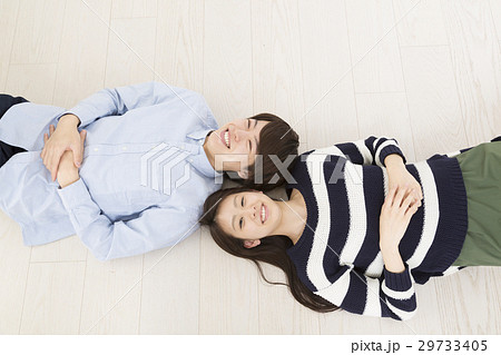 新居新生活イメージ リビングの床に寝転びながら笑顔 俯瞰撮影 新居新生活イメージ リビングの床に寝転びながら笑顔 俯瞰撮影 29733405