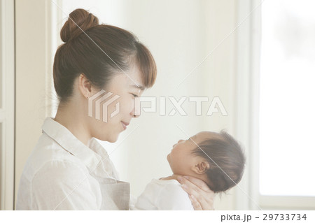 新生児と女性 新生児と女性 29733734