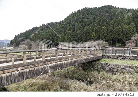 一乗谷の御屋形橋越しに山並みと復元町なみ方角を望む 29734812
