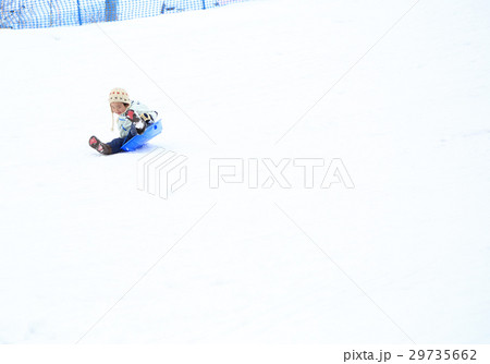 そりを楽しむ子供 29735662