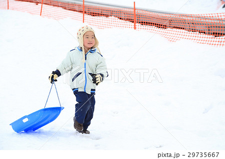 そりを楽しむ子供 そりを楽しむ子供 29735667