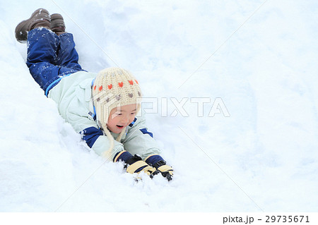雪を楽しむ子供 29735671