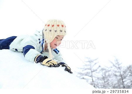 雪を楽しむ子供 29735834