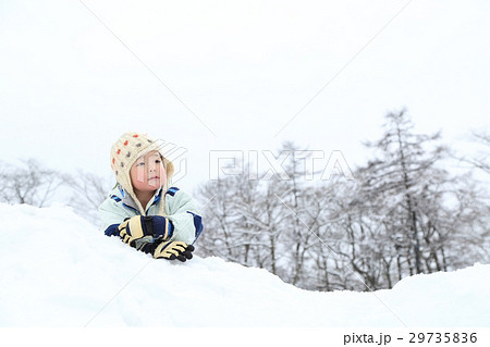 雪を楽しむ子供 29735836
