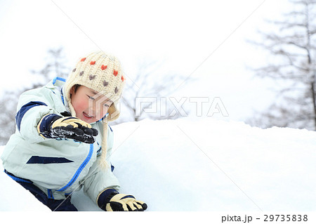 雪を楽しむ子供 29735838