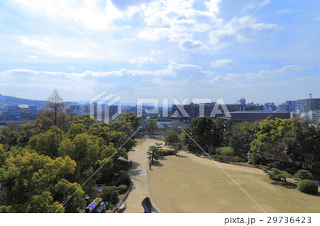 岡山城天守閣から南、烏城公園、県庁と県立図書館、旭川方向を見る 29736423