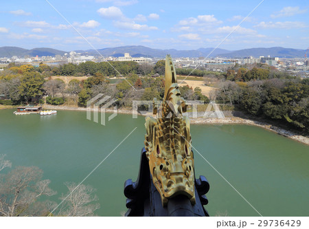 岡山城天守閣の金のシャチホコと後楽園 岡山城天守閣の金のシャチホコと後楽園 29736429