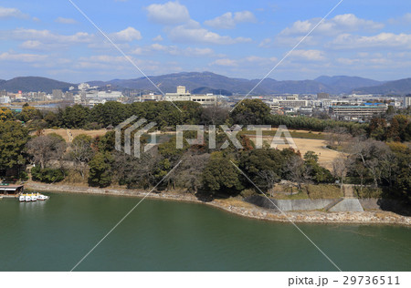 岡山城天守閣から旭川と後楽園、半田山方向を見る 岡山城天守閣から旭川と後楽園、半田山方向を見る 29736511