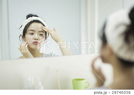 若い女性 洗顔 29740356