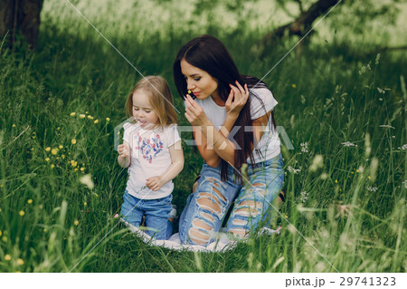 child near tree with mom 29741323