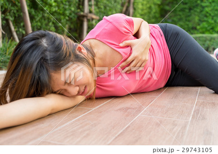 Sporty woman having heart attack - Angina Pectoris 29743105