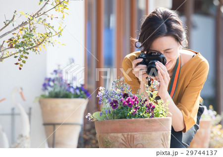 カメラ女子の写真素材