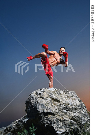 Muscular male boxer training outdoors Muscular male boxer training outdoors 29748588