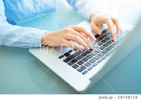 Woman office worker typing on the keyboard 29748719