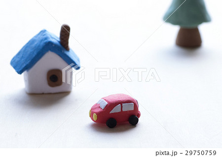 紙粘土で作られた家や車の写真素材