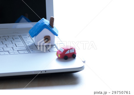 紙粘土で作られた家や車の写真素材