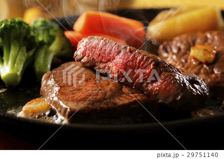 牛もも肉 レアステーキ 牛もも肉 レアステーキ 29751140