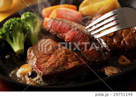 牛もも肉 レアステーキ 29751149