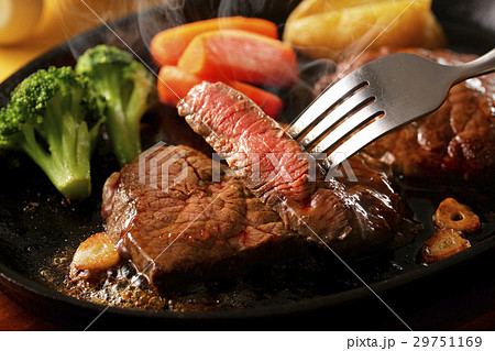 牛もも肉 レアステーキ 29751169