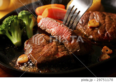 牛もも肉 レアステーキ 29751170