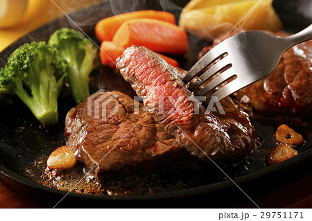牛もも肉 レアステーキ 29751171