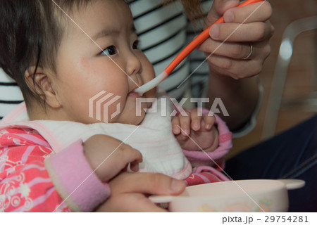 離乳食を食べる 離乳食を食べる 29754281