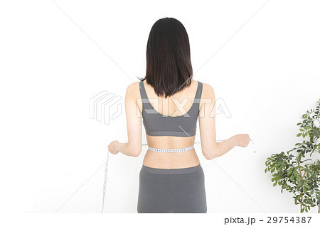 ダイエット　メジャー　測る　女性　後ろ姿　ウエスト　健康　ボディパーツ　ビューティ　白バック 29754387